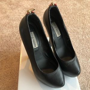 Steve Madden black pumps. Heels